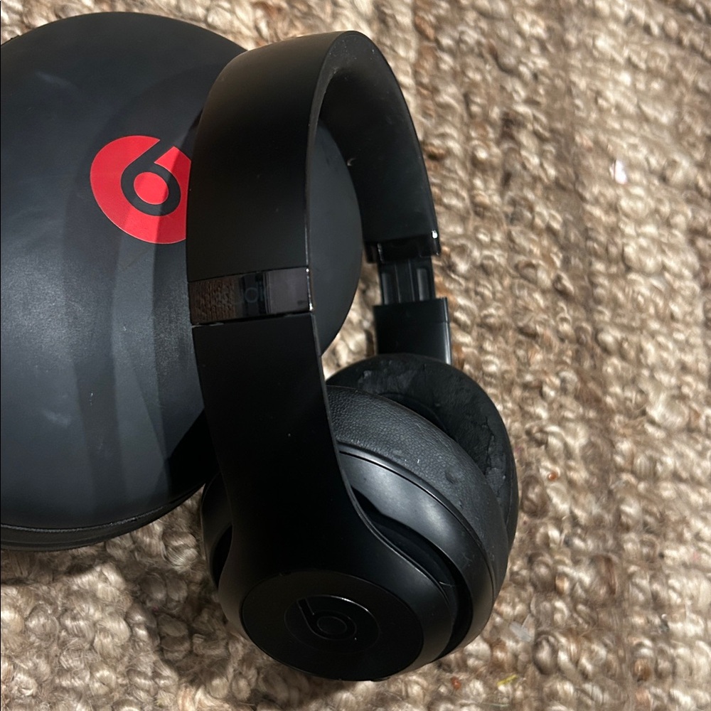 Beats Solo 3 Bluetooth Wireless Over-Ear Headphones - Picture 5 of 10